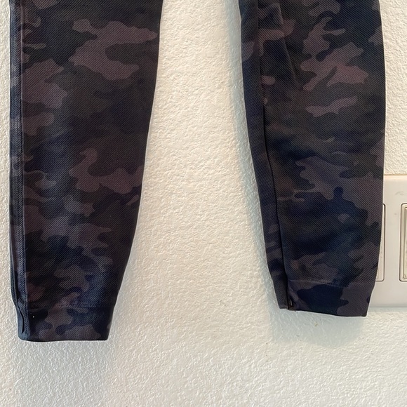 Spanx seamless leggings black camouflage in petite small - Picture 7 of 9